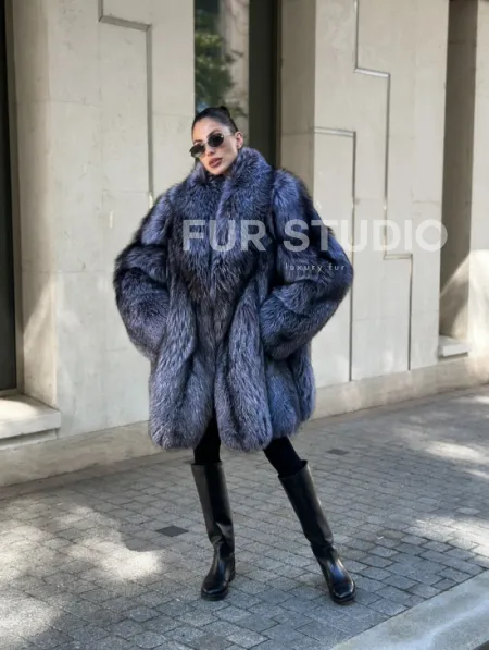 Удлиненная шуба из чернобурой лисы - фото 11