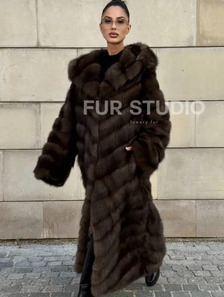 Удлиненная шуба из меха куницы с капюшоном - фото 11