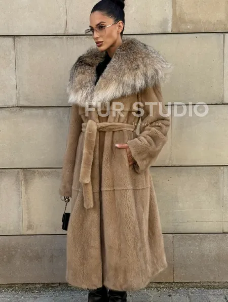 Шуба из норки Caramel с капюшоном из меха рыси - фото 11