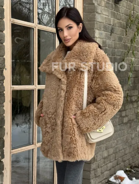 Шуба - дубленка из овчины в бежевом цвете - фото 8