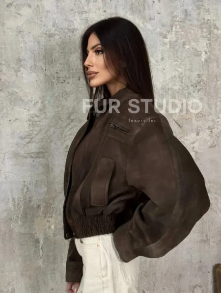 Современный кроп - бомбер из натуральной замши - фото 3