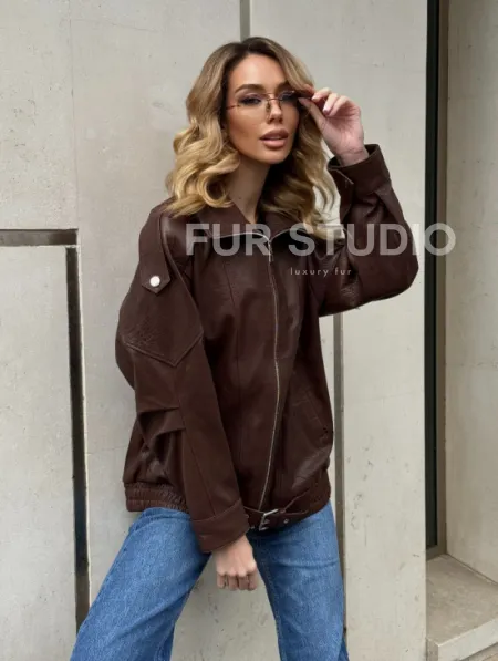 Коричневая кожаная курточка - бомбер на молнии - фото 10