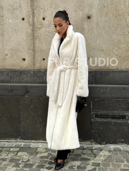 Длинная белая норковая шуба - фото 14