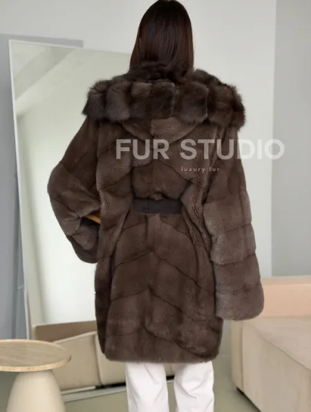 Шуба норковая с капюшоном из куницы - фото 3