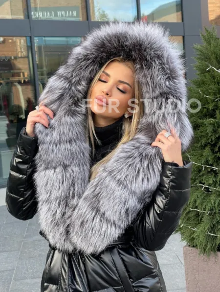 Чёрное пуховое пальто с меховым капюшоном - фото 1