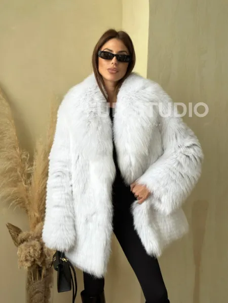 Шуба из меха белой лисы - фото 5