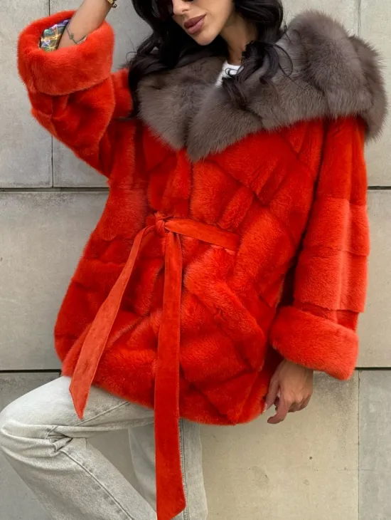 Шуба из меха норки цвета Grenadine (оранжевый) с капюшоном из меха куницы - фото 8