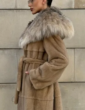 Шуба из норки Caramel с капюшоном из меха рыси - фото 6