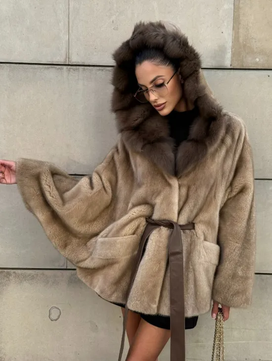 Шуба из аукционного меха норки NAFA MINK с капюшоном из куницы - фото 10