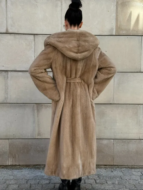 Шуба из скандинавской норки с капюшоном, цельный мех - фото 8