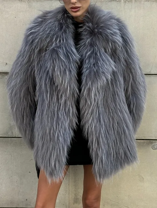 Шуба из меха енота на вязанной основе - фото 2
