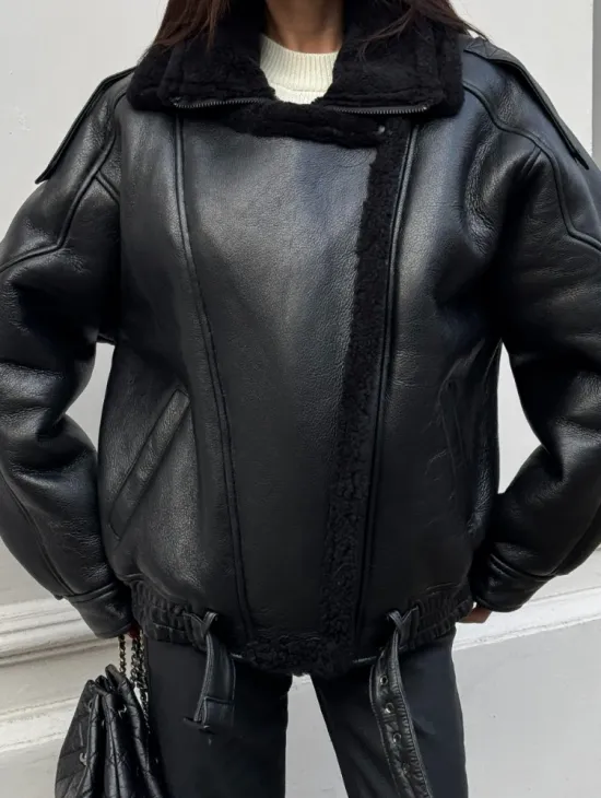 Укороченная женская дубленка - бомбер с двойным воротником - фото 2