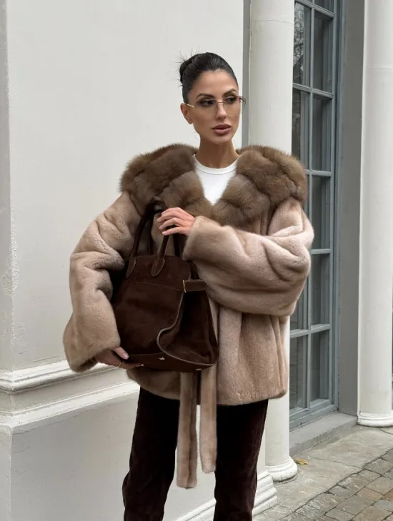 Шуба - пончо под пояс из плюшевой норки с капюшоном из меха куницы - фото 11