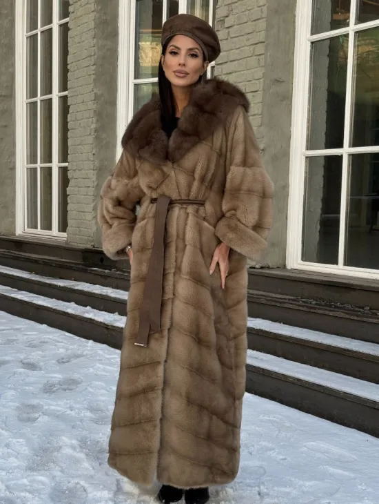 Длинная норковая шуба в цвете пастель с капюшоном из натуральной куницы - фото 0