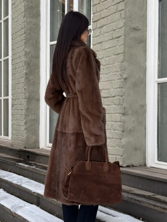 Классическая женская норковая шуба в цвете соболь с поясом и накладными карманами - фото 6