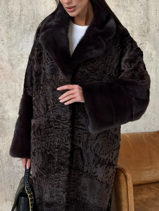 Женская шуба из натурального меха каракульчи с отделкой из норки - фото 1