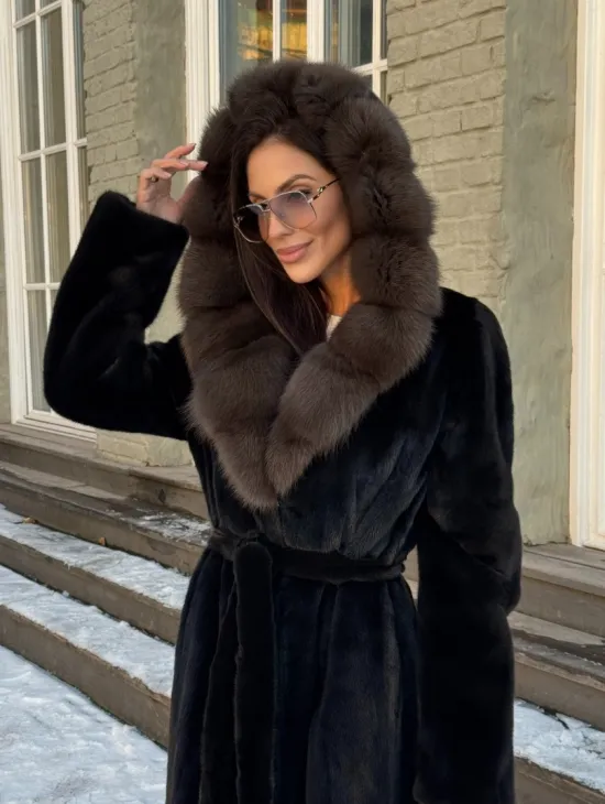 Черная шуба из плюшевой норки VELVET с капюшоном куница - фото 3