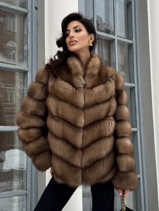 Шуба из меха куницы с V-образным воротником - фото 8