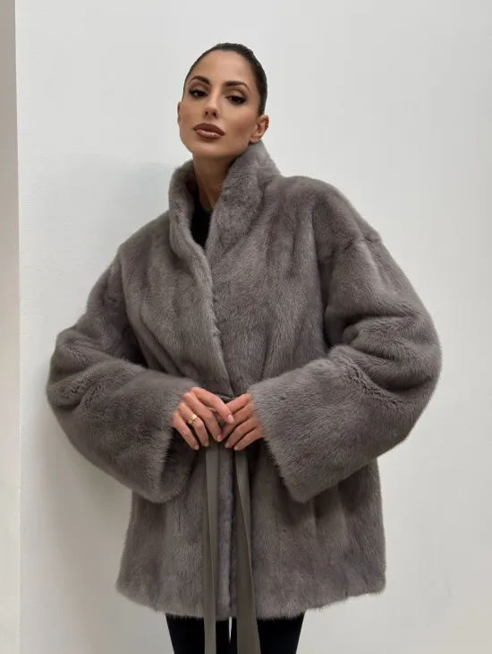 Норковый полушубок кимоно с V-образным воротником в сером цвете - фото 11