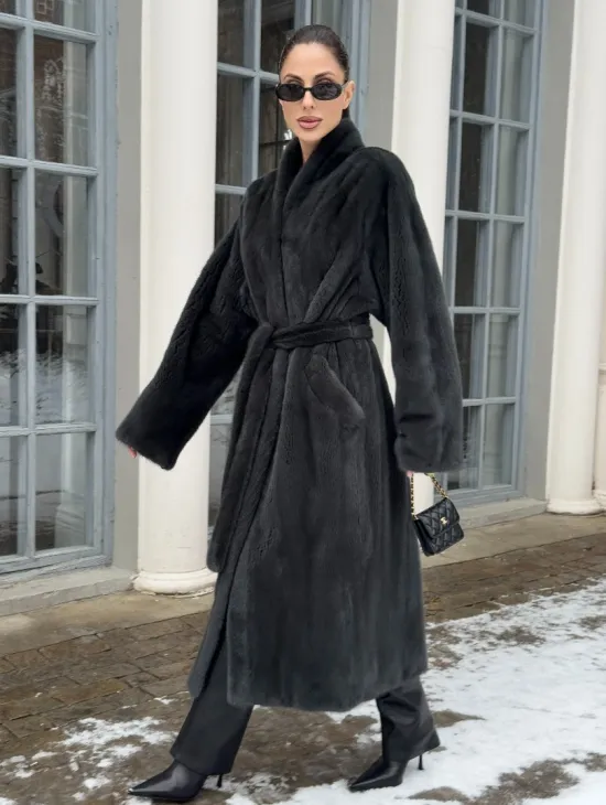 Модная норковая шуба в цвете графит с V-образным воротником - фото 0