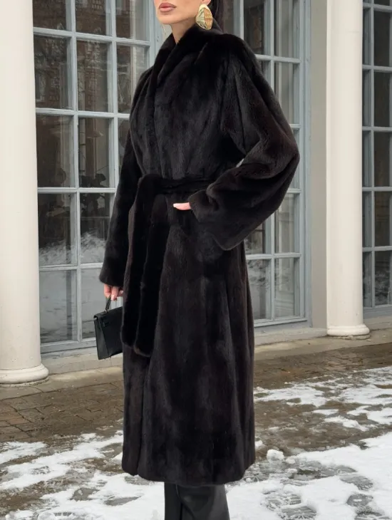 Шуба из аукционного меха норки SAGA FURS в натуральном коричневом цвете - фото 1