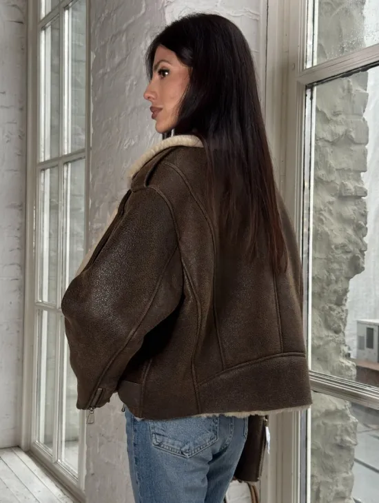 Короткая молодежная косуха-дублёнка из натуральной овчины - фото 4