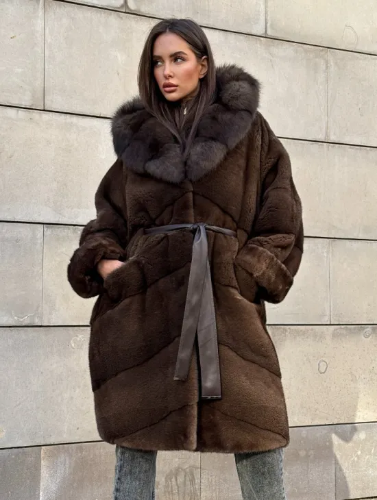 Шуба из плюшевой норки Velvet с капюшоном из меха куницы, средней длины - фото 8