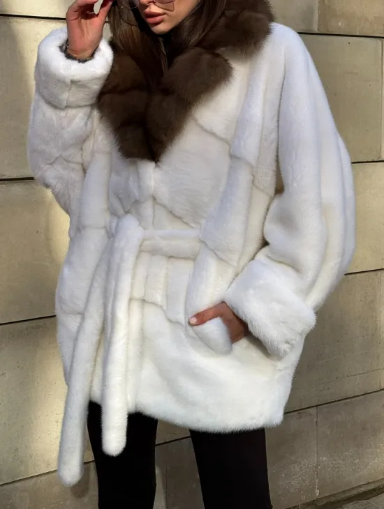 Белоснежная норковая шуба в стиле оверсайз с воротником из меха куницы - фото 1
