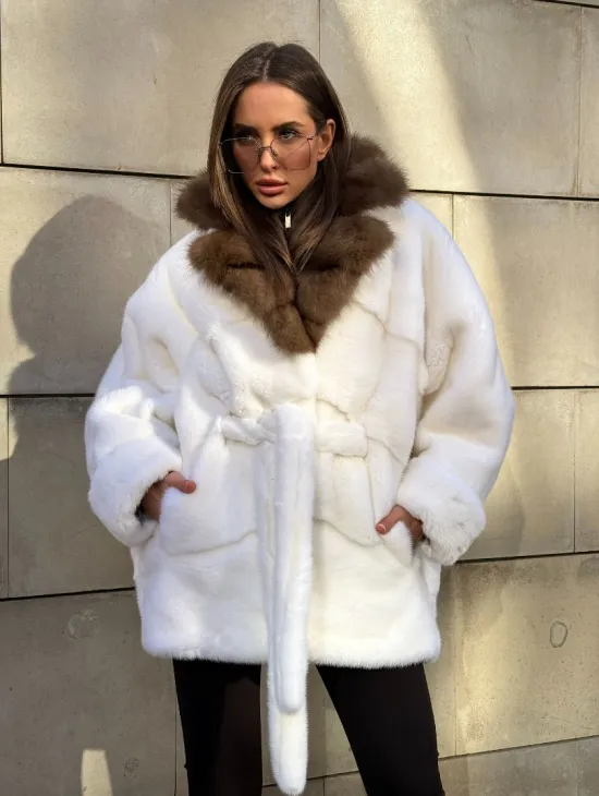 Белоснежная норковая шуба в стиле оверсайз с воротником из меха куницы - фото 9