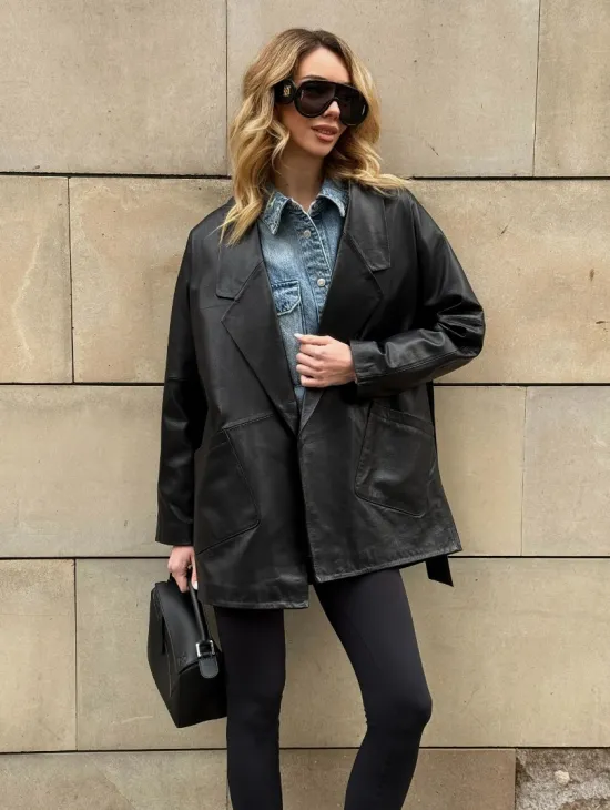 Черный короткий тренч из натуральной кожи на запах с поясом - фото 9