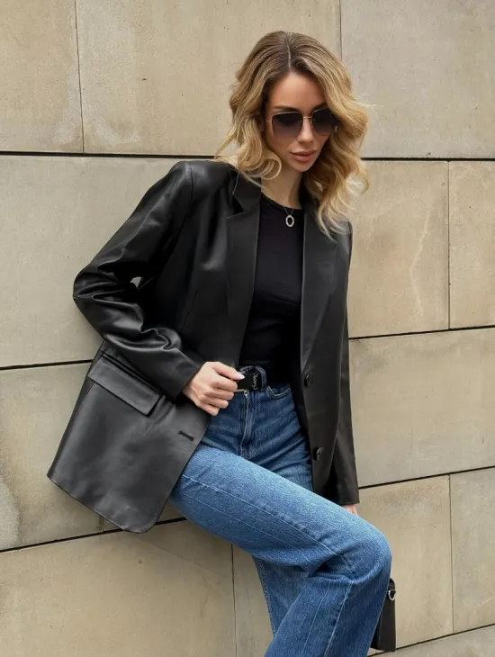 Черный кожаный пиджак классического кроя с клапанами на карманах - фото 5