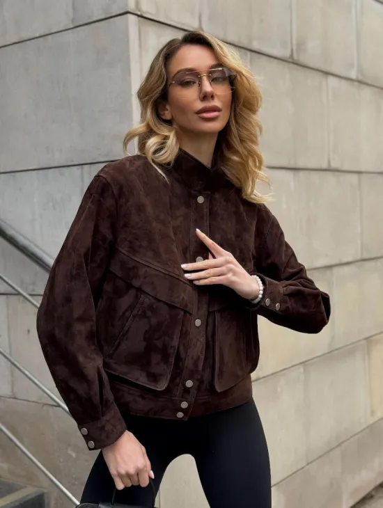 Укороченная замшевая куртка с накладными карманами - фото 8