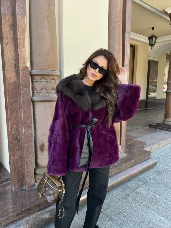 Норковое пончо с капюшоном  из куницы в оттенке пурпур - фото 3