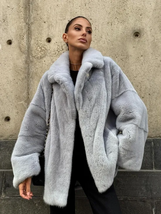 Элегантный полушубок из скандинавской норки небесно-голубого оттенка - фото 11