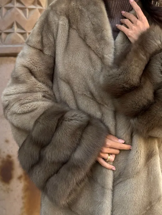 Шуба норковая пастель прямого кроя с отделкой на рукавах из меха куницы - фото 1