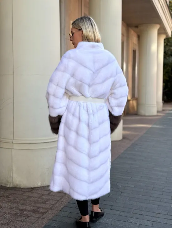 Белая норковая шуба с отделкой из куницы - фото 9
