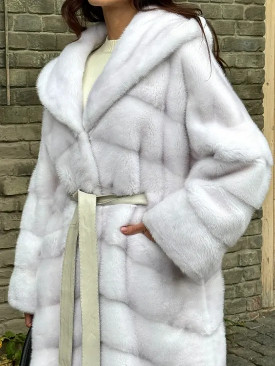 Белая норковая шуба с капюшоном - фото 1