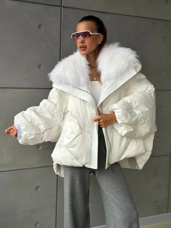 Белый зимний пуховик с мехом - фото 10