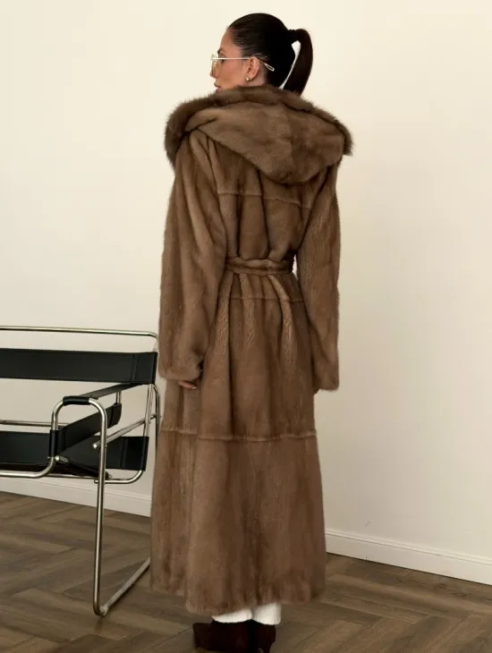 Длинная норковая шуба с капюшоном куница - фото 3