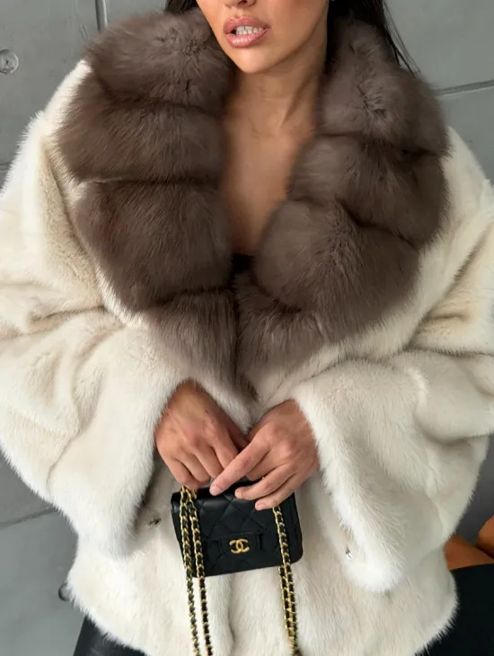 Норковая шуба с отделкой на воротнике из куницы - фото 2