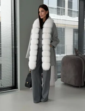 Серое пальто с меховым воротником - фото 13