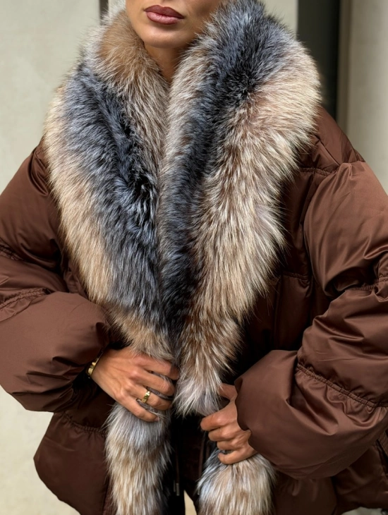Пуховик в шоколадном цвете с натуральным мехом лисы - фото 2