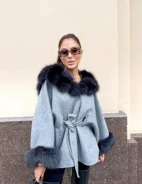 Пончо из натуральной шерсти с капюшоном из песца - фото 1