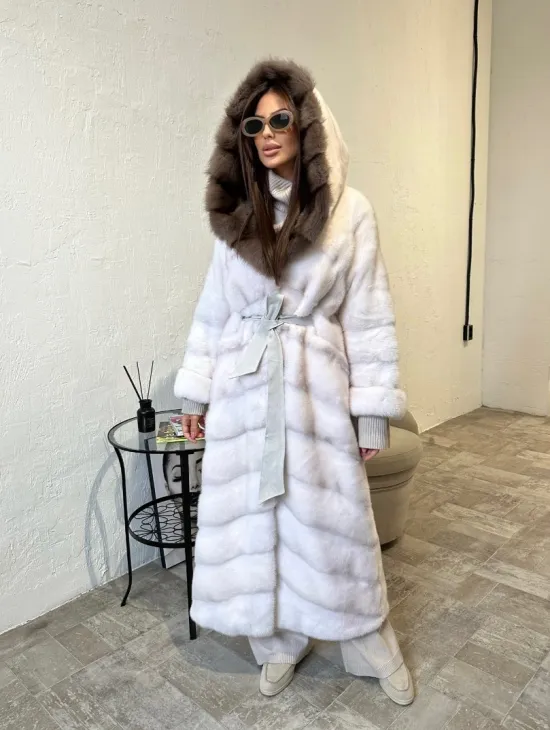 Шуба из плюшевой норки Velvet с капюшоном из меха куницы - цвет белый - фото 1