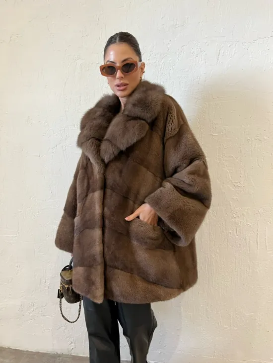 Короткая шуба в цвете соболь с воротником из меха куницы - фото 0