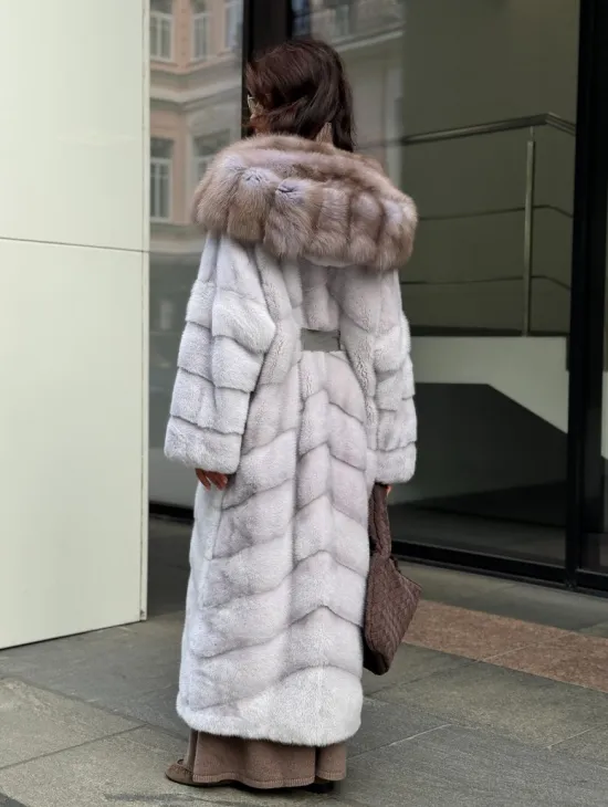 Шуба норковая серо-голубого цвета с капюшоном из куницы - фото 7
