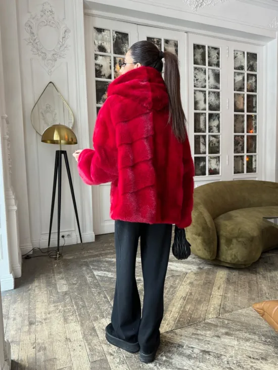 Красная короткая шуба из меха норки с капюшоном, паркет - фото 8